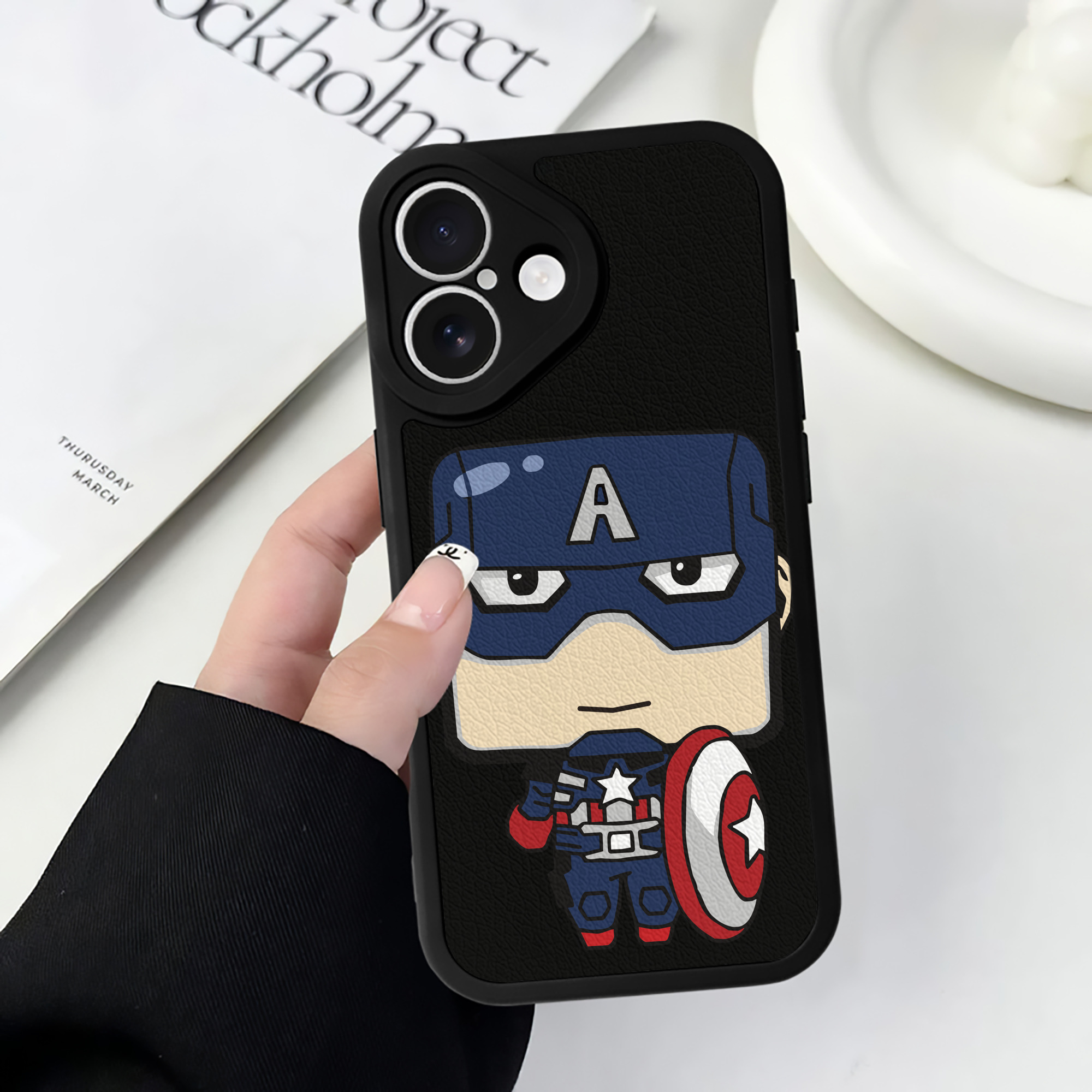 （画像用） アベンジャーズ The Avengers 【iPhone 16シリーズ対応】シリコンスマホケース（レザー調） 材質：シリコン